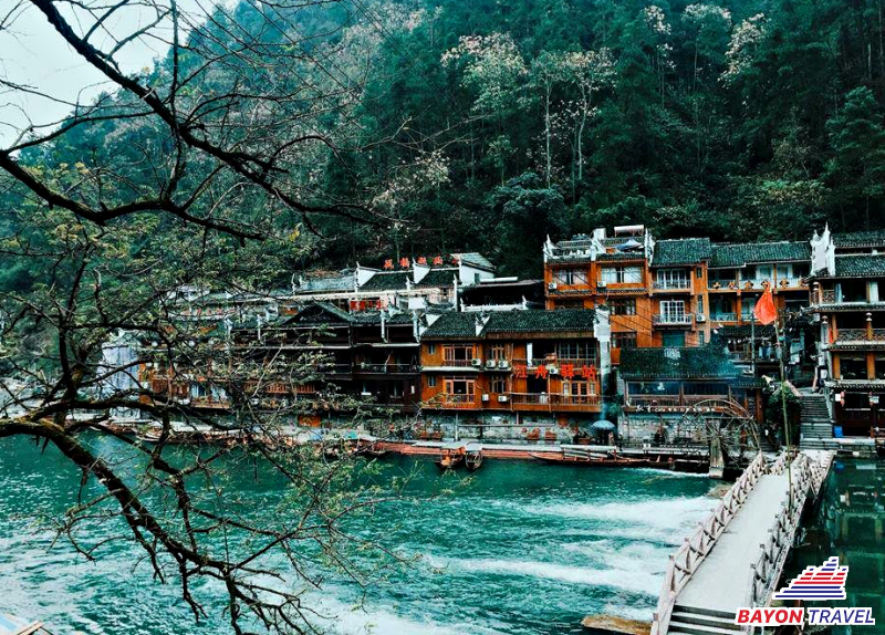 Cầu Tuyết Kiều vừa hiện đại vừa cổ kính giữa thiên đường du lịch Phượng Hoàng Cổ Trấn Trương Gia Giới Cầu Tuyết Kiều vừa hiện đại vừa cổ kính giữa thiên đường du lịch Phượng Hoàng Cổ Trấn Trương Gia Giới