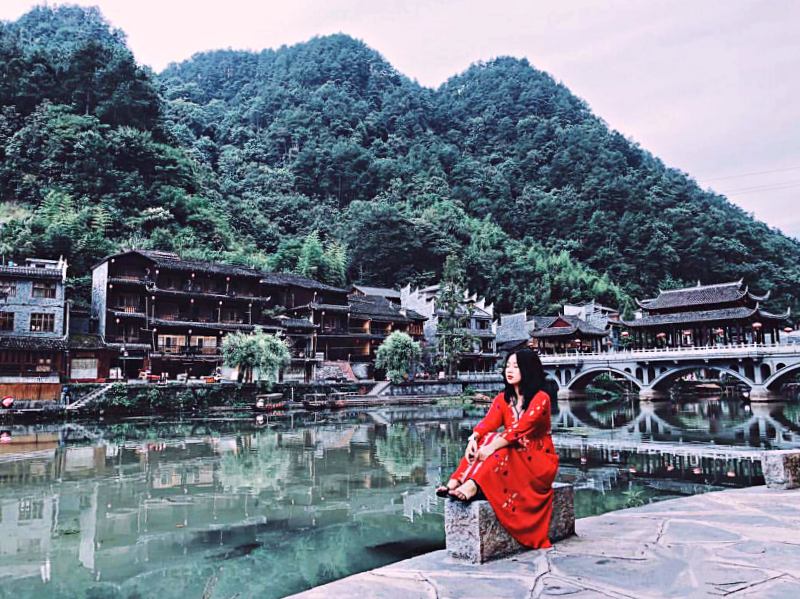 Cầu Vụ Kiều mờ ảo hiện lên làm cho bức tranh Phượng Hoàng Cổ Trấn càng thêm sinh động (Ảnh: sưu tầm) Cầu Vụ Kiều mờ ảo hiện lên làm cho bức tranh Phượng Hoàng Cổ Trấn càng thêm sinh động (Ảnh: sưu tầm)