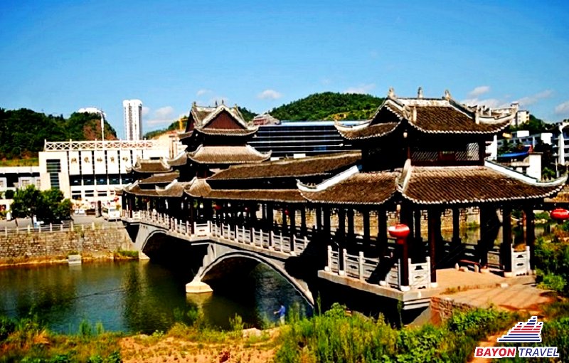 Cây cầu cổ kính này có tên gọi là Vũ Kiều tạo thêm một điều hay cho du lịch Phượng Hoàng Cổ Trấn Cây cầu cổ kính này có tên gọi là Vũ Kiều tạo thêm một điều hay cho du lịch Phượng Hoàng Cổ Trấn