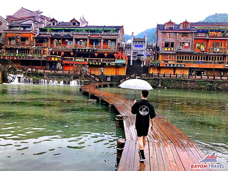 Thời tiết ở Phượng Hoàng cổ trấn vào tháng 6 dù ẩm ướt cũng không ngăn được những tâm hồn lãng mạn. Thời tiết ở Phượng Hoàng cổ trấn vào tháng 6 dù ẩm ướt cũng không ngăn được những tâm hồn lãng mạn.