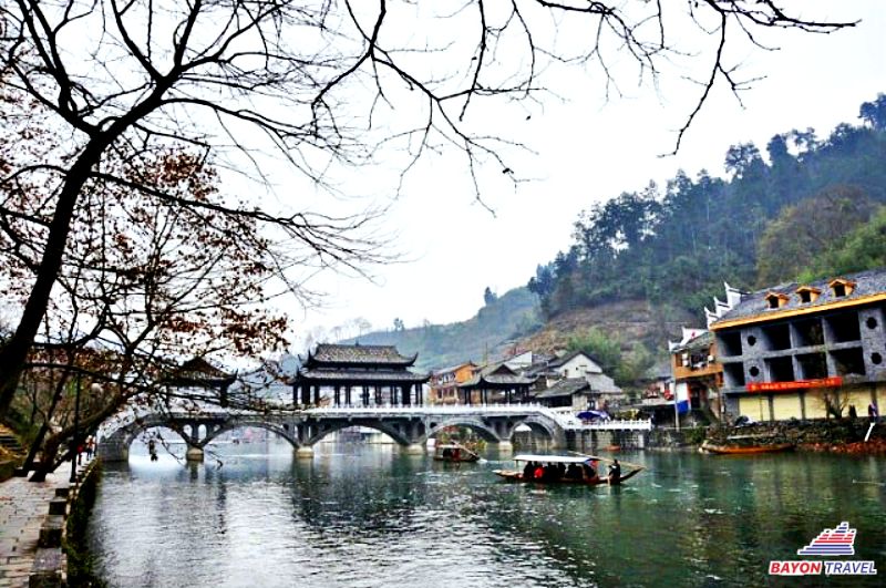 Đi thuyền trên sông trải nghiệm cảm giác yên bình trong thời tiết Phượng Hoàng Cổ Trấn tháng 11 Đi thuyền trên sông trải nghiệm cảm giác yên bình trong thời tiết Phượng Hoàng Cổ Trấn tháng 11