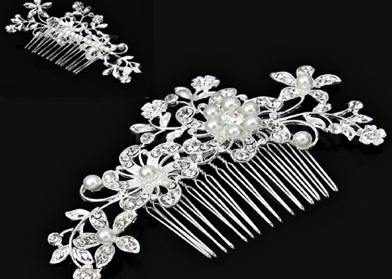 Chiếc lược này vừa có thể chải đầu vừa dùng để cài lên tóc cũng rất thích hợp làm quà du lịch Phượng Hoàng Cổ Trấn (Ảnh: sưu tầm) Chiếc lược này vừa có thể chải đầu vừa dùng để cài lên tóc cũng rất thích hợp làm quà du lịch Phượng Hoàng Cổ Trấn (Ảnh: sưu tầm)