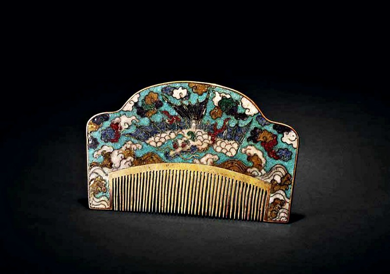 Một chiếc lược thủ công xinh đẹp như thế này làm quà du lịch Phượng Hoàng Cổ Trấn ai mà không mê cho được (Ảnh: sưu tầm) Một chiếc lược thủ công xinh đẹp như thế này làm quà du lịch Phượng Hoàng Cổ Trấn ai mà không mê cho được (Ảnh: sưu tầm)