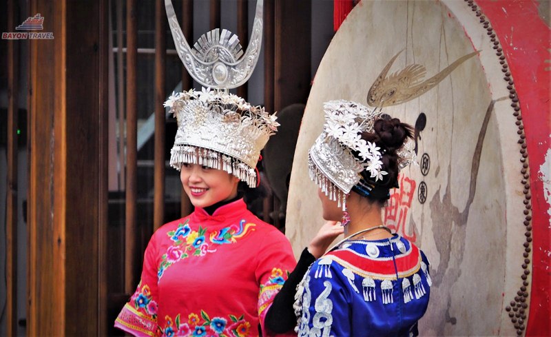 Chiếc mũ đội đầu được làm bằng bạc hết sức cầu kỳ của người Miêu ở Phượng Hoàng cổ trấn rất thích hợp cho ý tưởng về món quà du lịch của bạn sắp tới Chiếc mũ đội đầu được làm bằng bạc hết sức cầu kỳ của người Miêu ở Phượng Hoàng cổ trấn rất thích hợp cho ý tưởng về món quà du lịch của bạn sắp tới