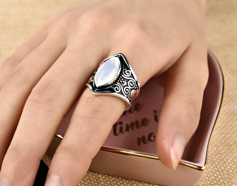 Chiếc nhẫn mặt ngọc này rất thích hợp để làm quà tặng phong thuỷ khi đi du lịch Phượng Hoàng Cổ Trấn (Ảnh: sưu tầm) Chiếc nhẫn mặt ngọc này rất thích hợp để làm quà tặng phong thuỷ khi đi du lịch Phượng Hoàng Cổ Trấn (Ảnh: sưu tầm)