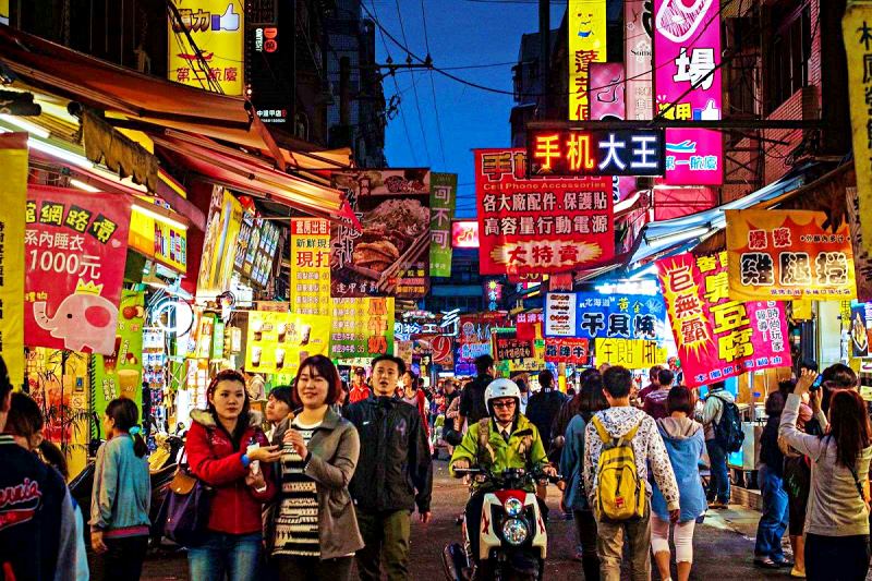 Khách du lịch tham quan và thưởng thức các món ăn tại chợ đêm Phùng Giáp Đài Loan Khách du lịch tham quan và thưởng thức các món ăn tại chợ đêm Phùng Giáp Đài Loan