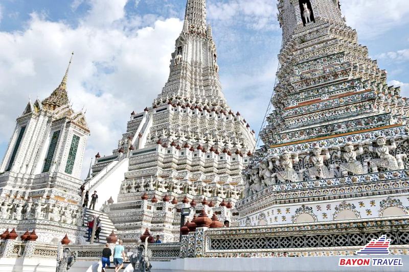 Tour du lịch Thái Lan: Chùa Wat Arun một ngôi chùa nổi tiếng linh thiêng ở Bangkok Tour du lịch Thái Lan: Chùa Wat Arun một ngôi chùa nổi tiếng linh thiêng ở Bangkok