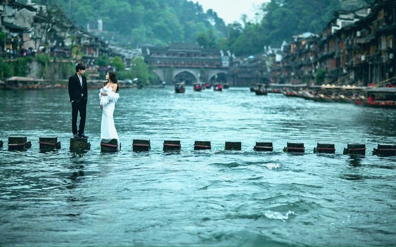 Chụp ảnh concept “đám cưới” trên Cầu đá nhảy là xu hướng mới của dân du lịch đến Phượng Hoàng cổ trấn Trương Gia Giới Chụp ảnh concept “đám cưới” trên Cầu đá nhảy là xu hướng mới của dân du lịch đến Phượng Hoàng cổ trấn Trương Gia Giới