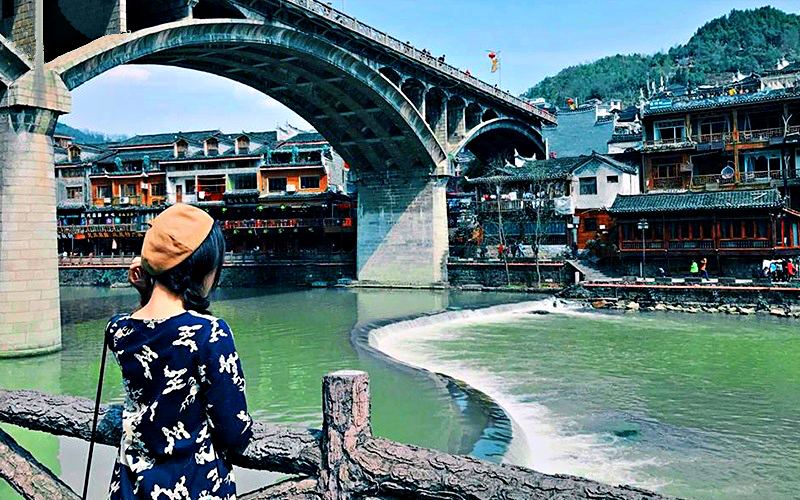 Các tour du lịch Phượng Hoàng Cổ Trấn: Chụp ảnh với sông Đà Giang cũng khá lý tưởng (Ảnh sưu tầm) Các tour du lịch Phượng Hoàng Cổ Trấn: Chụp ảnh với sông Đà Giang cũng khá lý tưởng (Ảnh sưu tầm)