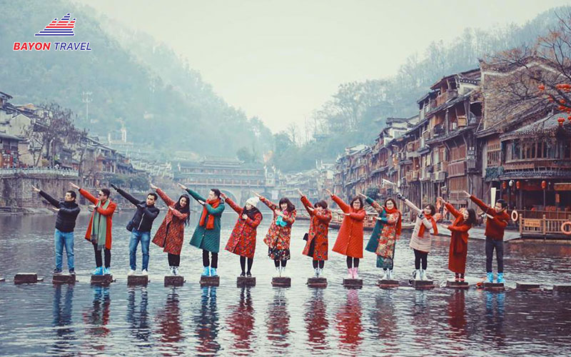 Khách du lịch có thể chụp theo nhóm với pose dáng đều nhau sẽ cho ra bức ảnh rất là "Ấn tượng Phượng Hoàng cổ trấn" Khách du lịch có thể chụp theo nhóm với pose dáng đều nhau sẽ cho ra bức ảnh rất là "Ấn tượng Phượng Hoàng cổ trấn"