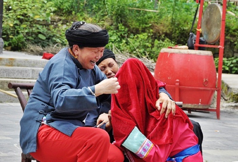 Cô dâu thường phải khóc trước ngày cưới từ một đến ba tháng - tập tục khiến khách du lịch Phượng Hoàng cổ trấn Trương Gia Giới không khỏi ngạc nhiên khi nghe Cô dâu thường phải khóc trước ngày cưới từ một đến ba tháng - tập tục khiến khách du lịch Phượng Hoàng cổ trấn Trương Gia Giới không khỏi ngạc nhiên khi nghe