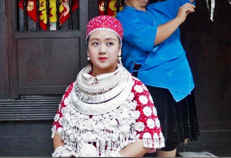 Ở Phượng Hoàng cổ trấn mỗi cô gái người Miêu khi đi lấy chồng đều phải đeo nhiều trang sức bạc như vậy Ở Phượng Hoàng cổ trấn mỗi cô gái người Miêu khi đi lấy chồng đều phải đeo nhiều trang sức bạc như vậy