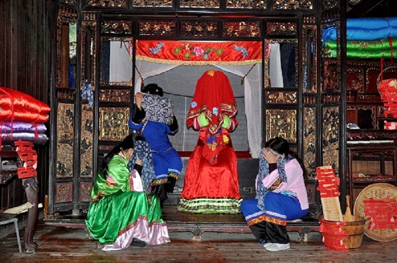 Nhiều cô gái người Thổ Gia ở Phượng Hoàng cổ trấn Trương Gia Giới còn có khả năng sáng tác ra các điệu khóc gả Nhiều cô gái người Thổ Gia ở Phượng Hoàng cổ trấn Trương Gia Giới còn có khả năng sáng tác ra các điệu khóc gả