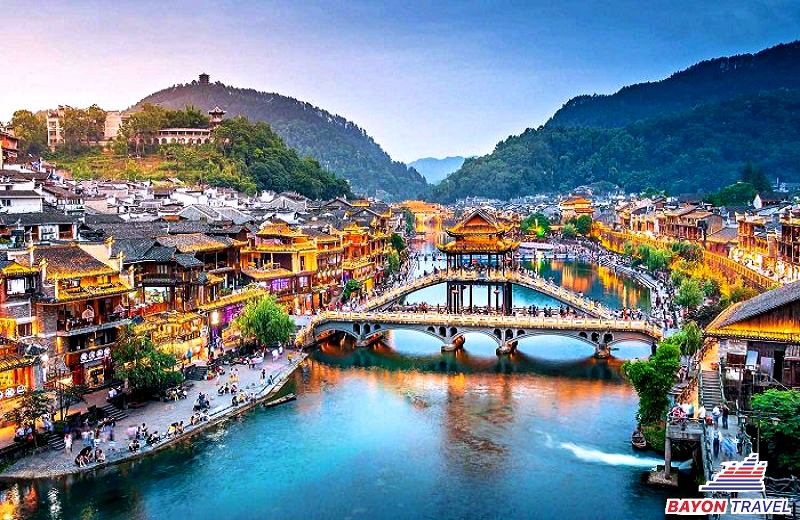 Hướng dẫn du lịch Phượng Hoàng Cổ Trấn: Cổ trấn nổi bật dưới nắng vàng màu hạ Hướng dẫn du lịch Phượng Hoàng Cổ Trấn: Cổ trấn nổi bật dưới nắng vàng màu hạ