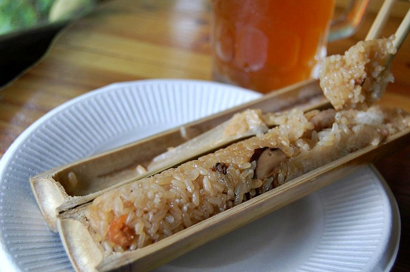 Khách du lịch nên thử qua món cơm ống tre vừa dẻo vừa thơm rất đặc trưng ở Phượng Hoàng Cổ Trấn Khách du lịch nên thử qua món cơm ống tre vừa dẻo vừa thơm rất đặc trưng ở Phượng Hoàng Cổ Trấn