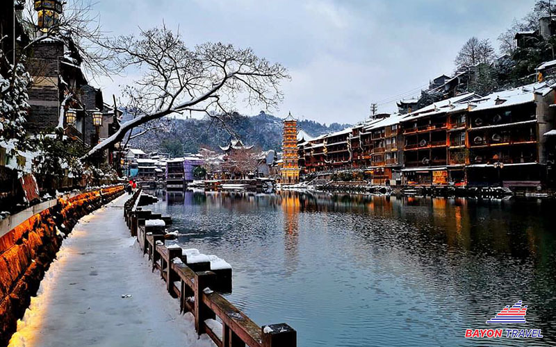 Con đường đi phủ đầy tuyết vào mùa đông ở Phượng Hoàng cổ trấn Con đường đi phủ đầy tuyết vào mùa đông ở Phượng Hoàng cổ trấn