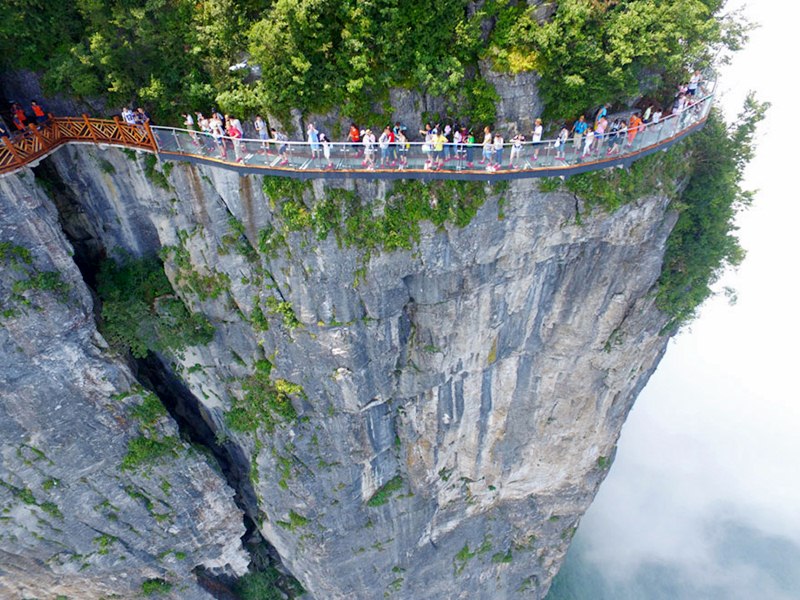 Khách du lịch đến Phượng Hoàng cổ trấn Trương Gia Giới sẽ trải nghiệm đi trên con đường kính skywalk độc đáo ở trong truyền thuyết Khách du lịch đến Phượng Hoàng cổ trấn Trương Gia Giới sẽ trải nghiệm đi trên con đường kính skywalk độc đáo ở trong truyền thuyết