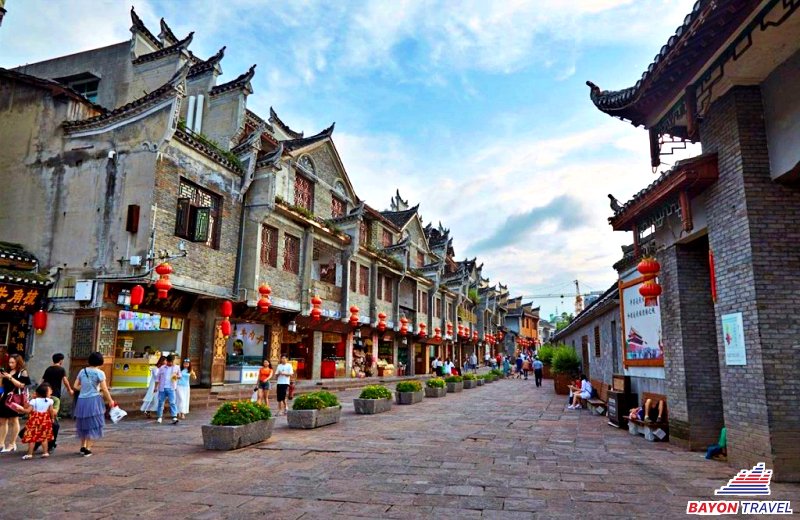 Con đường lát đá cuội thông thoáng dành cho du khách tản bộ khi khi du lịch Phượng Hoàng Cổ Trấn Con đường lát đá cuội thông thoáng dành cho du khách tản bộ khi khi du lịch Phượng Hoàng Cổ Trấn