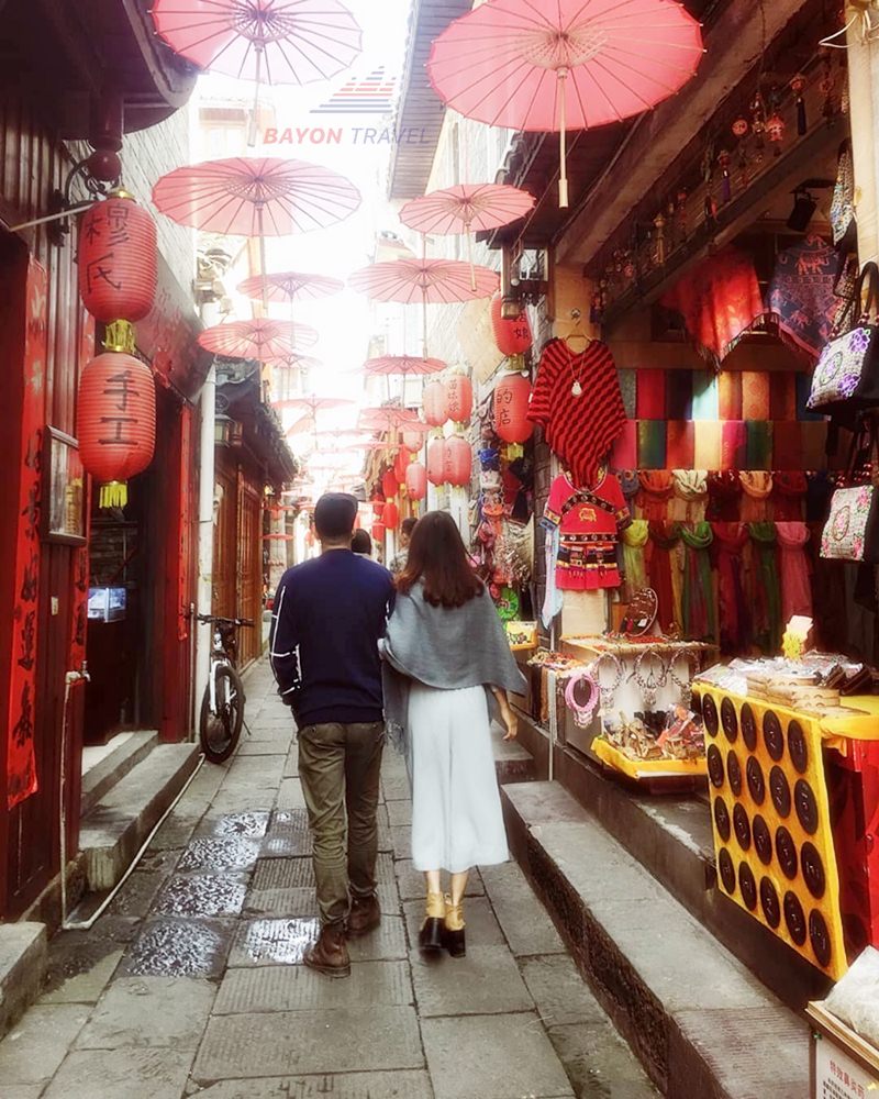 Đi du lịch Phượng Hoàng Cổ Trấn bạn sẽ bị lôi cuốn bởi những con phố ẩm thực mua sắm vì vậy nên lên kế hoạch trước chi phí cho toàn bộ chuyến đi tự túc của mình Đi du lịch Phượng Hoàng Cổ Trấn bạn sẽ bị lôi cuốn bởi những con phố ẩm thực mua sắm vì vậy nên lên kế hoạch trước chi phí cho toàn bộ chuyến đi tự túc của mình