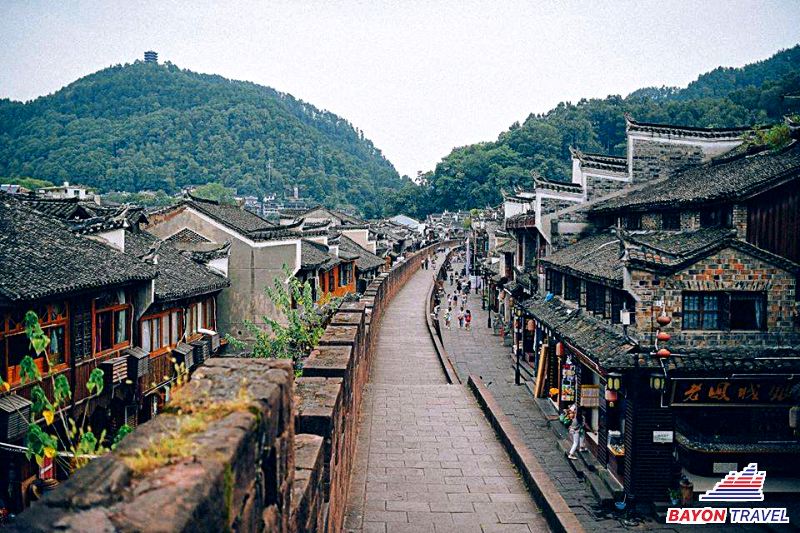 Du lịch Phượng Hoàng cổ trấn: Cổng Đông còn giữ nguyên nét cổ kính Du lịch Phượng Hoàng cổ trấn: Cổng Đông còn giữ nguyên nét cổ kính