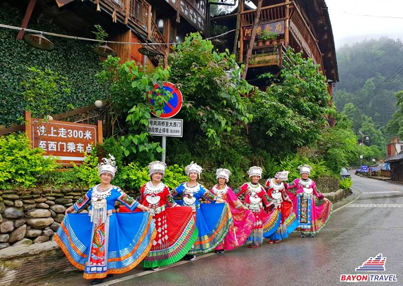 Quà du lịch Phượng Hoàng Cổ Trấn: Đai lưng dùng để cố định phần chân váy với áo trong trang phục của người Miêu (Ảnh: sưu tầm) Quà du lịch Phượng Hoàng Cổ Trấn: Đai lưng dùng để cố định phần chân váy với áo trong trang phục của người Miêu (Ảnh: sưu tầm)