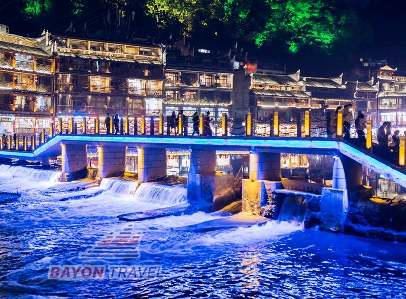 Dạo chơi giữa khung cảnh đêm mùa hè thơ mộng như thế này thì còn gì tuyệt vời hơn khi du lịch Phượng Hoàng cổ trấn Dạo chơi giữa khung cảnh đêm mùa hè thơ mộng như thế này thì còn gì tuyệt vời hơn khi du lịch Phượng Hoàng cổ trấn