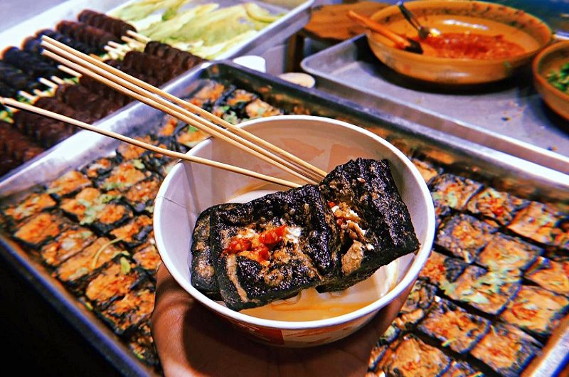 Du lịch Phượng Hoàng Cổ Trấn Trương Gia Giới: Đậu hũ thối – món ăn nên thử khi ghé Phượng Hoàng Cổ Trấn (Ảnh sưu tầm) Du lịch Phượng Hoàng Cổ Trấn Trương Gia Giới: Đậu hũ thối – món ăn nên thử khi ghé Phượng Hoàng Cổ Trấn (Ảnh sưu tầm)