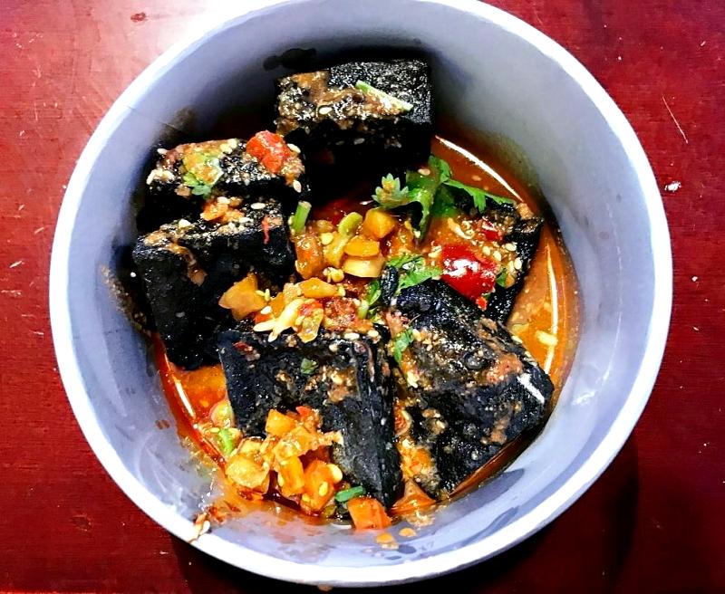 Đến Man Tang Hong Shi Fu nhất định phải thử món đậu phụ thối mà cẩm nang du lịch Phượng Hoàng Cổ Trấn giới thiệu (Ảnh: sưu tầm) Đến Man Tang Hong Shi Fu nhất định phải thử món đậu phụ thối mà cẩm nang du lịch Phượng Hoàng Cổ Trấn giới thiệu (Ảnh: sưu tầm)
