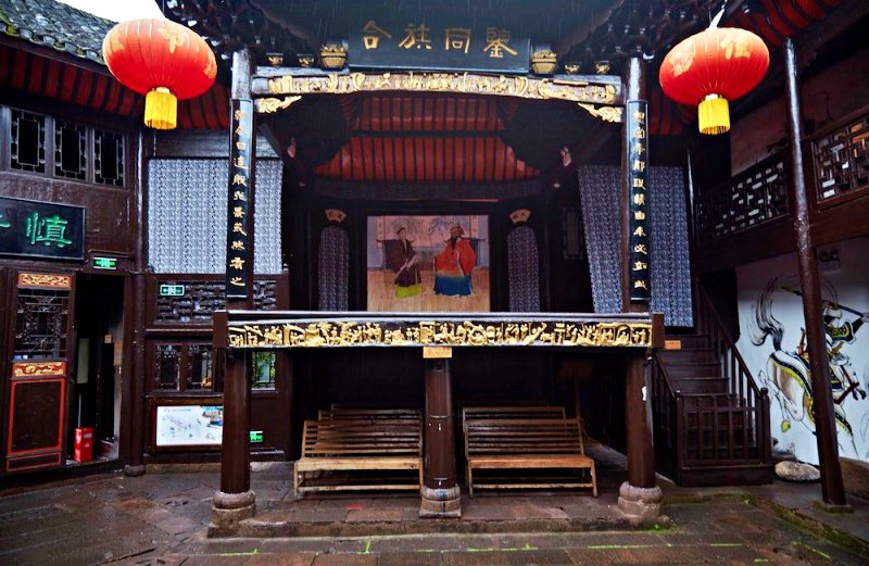 Du lịch Phượng Hoàng Cổ Trấn: Một gốc trong đền thờ tổ Du lịch Phượng Hoàng Cổ Trấn: Một gốc trong đền thờ tổ