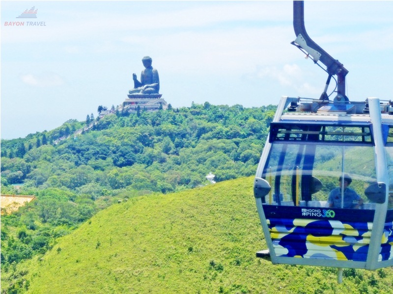 Khách du lịch đi cáp treo Ngong Ping 360 để đi đến đỉnh núi Đại Nhĩ Sơn hùng vĩ nhất HongKong Khách du lịch đi cáp treo Ngong Ping 360 để đi đến đỉnh núi Đại Nhĩ Sơn hùng vĩ nhất HongKong