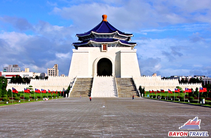 Tham quan Đài tưởng niệm Tưởng Giới thạch nhìn từ trước vào trong chương trình du lịch Đài Loan giá rẻ Tham quan Đài tưởng niệm Tưởng Giới thạch nhìn từ trước vào trong chương trình du lịch Đài Loan giá rẻ