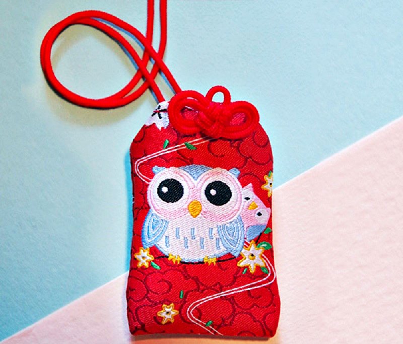 Chiếc túi thơm thổ cẩm đẹp như thế này thì chỉ có đi Phượng Hoàng Cổ Trấn mới mua được (Ảnh: sưu tầm) Chiếc túi thơm thổ cẩm đẹp như thế này thì chỉ có đi Phượng Hoàng Cổ Trấn mới mua được (Ảnh: sưu tầm)