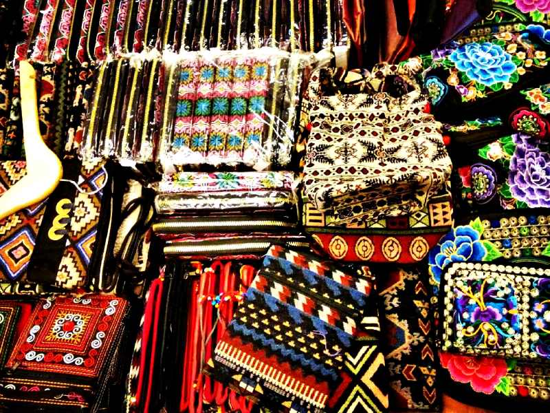 Đi Phượng Hoàng Cổ Trấn các bạn sẽ thấy rất nhiều túi bút thổ cẩm được bày bán (Ảnh: sưu tầm) Đi Phượng Hoàng Cổ Trấn các bạn sẽ thấy rất nhiều túi bút thổ cẩm được bày bán (Ảnh: sưu tầm)