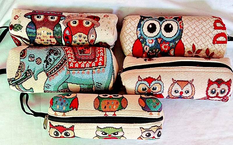 Đi Phượng Hoàng Cổ Trấn nên mua thật nhiều túi bút có hình thù đa dạng như thế này (Ảnh: sưu tầm) Đi Phượng Hoàng Cổ Trấn nên mua thật nhiều túi bút có hình thù đa dạng như thế này (Ảnh: sưu tầm)