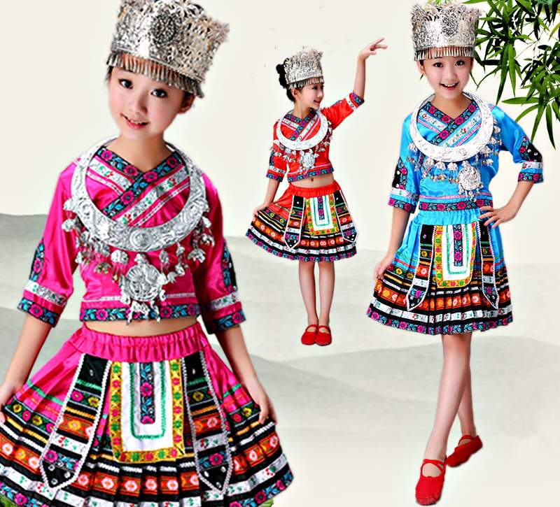 Chắc chắn các em nhỏ sẽ thích những bộ quần áo dân tộc mua ở Phượng Hoàng Cổ Trấn lắm cho mà xem (Ảnh: sưu tầm) Chắc chắn các em nhỏ sẽ thích những bộ quần áo dân tộc mua ở Phượng Hoàng Cổ Trấn lắm cho mà xem (Ảnh: sưu tầm)