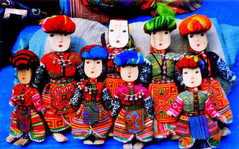 Đi Phượng Hoàng Cổ Trấn nên mua thú nhồi bông biểu tượng của người Miêu (Ảnh: sưu tầm) Đi Phượng Hoàng Cổ Trấn nên mua thú nhồi bông biểu tượng của người Miêu (Ảnh: sưu tầm)