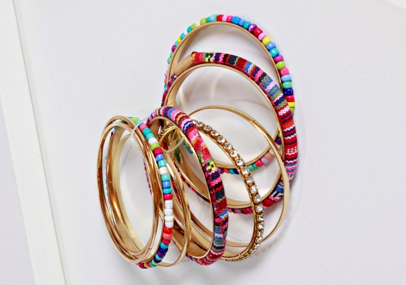 Những chiếc vòng tay hoạ tiết thổ cẩm của trẻ nhỏ này cũng rất đáng để mua khi đi Phượng Hoàng Cổ Trấn đúng không nào?(Ảnh: sưu tầm) Những chiếc vòng tay hoạ tiết thổ cẩm của trẻ nhỏ này cũng rất đáng để mua khi đi Phượng Hoàng Cổ Trấn đúng không nào?(Ảnh: sưu tầm)