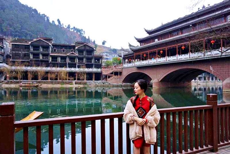 Đi Phượng Hoàng Cổ Trấn nên mua sườn xám kết hợp với một chiếc áo lông (Ảnh: sưu tầm) Đi Phượng Hoàng Cổ Trấn nên mua sườn xám kết hợp với một chiếc áo lông (Ảnh: sưu tầm)