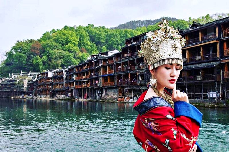 Đi Phượng Hoàng Cổ Trấn nên mua trang phục truyền thống của người Miêu hiện đại với hoa văn đơn giản mà vẫn đẹp (Ảnh: sưu tầm) Đi Phượng Hoàng Cổ Trấn nên mua trang phục truyền thống của người Miêu hiện đại với hoa văn đơn giản mà vẫn đẹp (Ảnh: sưu tầm)