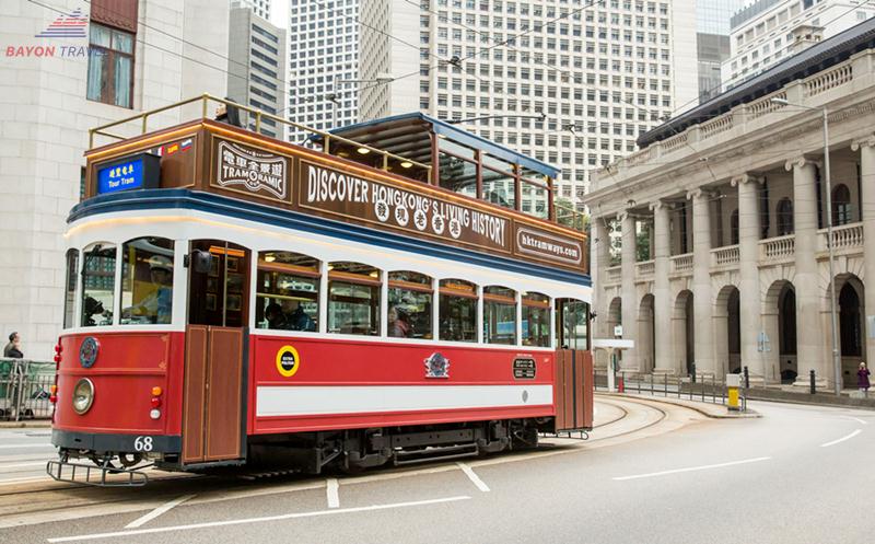 Đi tàu Hong Kong Tram Oramic Tour cũng là một trải nghiệm du lịch khó quên trong toàn bộ lịch trình của bạn tại xứ sở Hong Kong