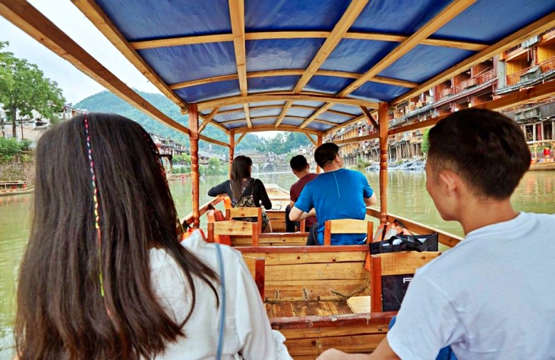 Đi thuyền trên sông Trường Giang là một hoạt động không thể bỏ lỡ khi du lịch Phượng Hoàng Cổ Trấn Đi thuyền trên sông Trường Giang là một hoạt động không thể bỏ lỡ khi du lịch Phượng Hoàng Cổ Trấn