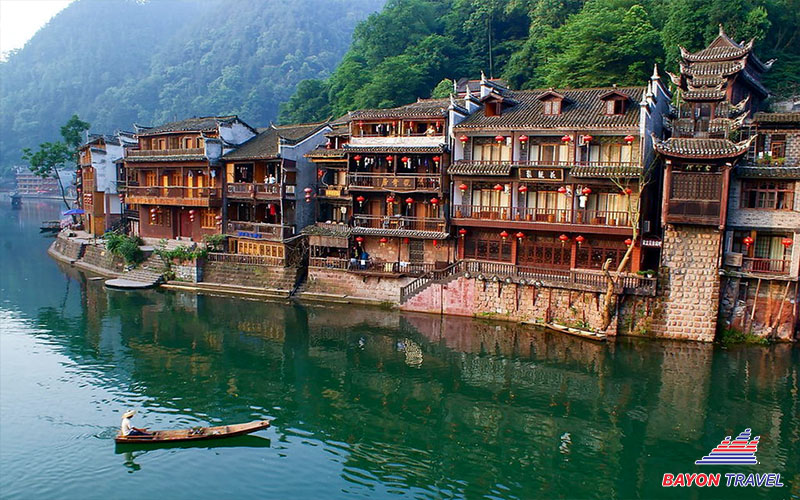 Điếu cước lâu ở điểm du lịch Phượng Hoàng Cổ Trấn Trương Gia Giới là kiến trúc dân gian truyền thống của dân tộc Điếu cước lâu ở điểm du lịch Phượng Hoàng Cổ Trấn Trương Gia Giới là kiến trúc dân gian truyền thống của dân tộc