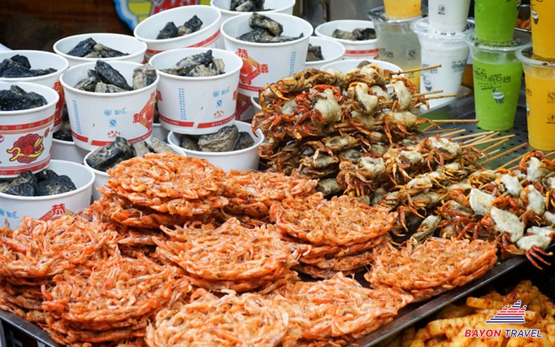 Đồ ăn bán trên các tuyến phố Phượng Hoàng cổ trấn sẽ rẻ hơn vào mùa đông lạnh Đồ ăn bán trên các tuyến phố Phượng Hoàng cổ trấn sẽ rẻ hơn vào mùa đông lạnh