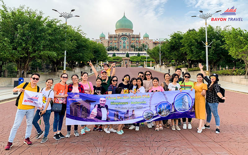 Gia đình nghệ sĩ Quốc Thuận và diễn viên Mai Phương đã có trải nghiệm thú vị trong chuyến du lịch Singapore Malaysia cùng Bayon Travel Gia đình nghệ sĩ Quốc Thuận và diễn viên Mai Phương đã có trải nghiệm thú vị trong chuyến du lịch Singapore Malaysia cùng Bayon Travel
