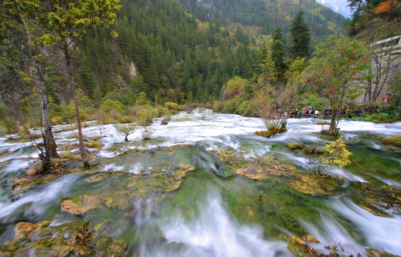 Dòng chảy của thác Trân Châu chạm điểm dừng chân của khách du lịch Cửu Trại Câu Dòng chảy của thác Trân Châu chạm điểm dừng chân của khách du lịch Cửu Trại Câu