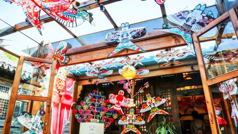 Khách du lịch hòa mình với những làng nghề thủ công truyền thống ở Cố Bắc thủy trấn Bắc Kinh Khách du lịch hòa mình với những làng nghề thủ công truyền thống ở Cố Bắc thủy trấn Bắc Kinh