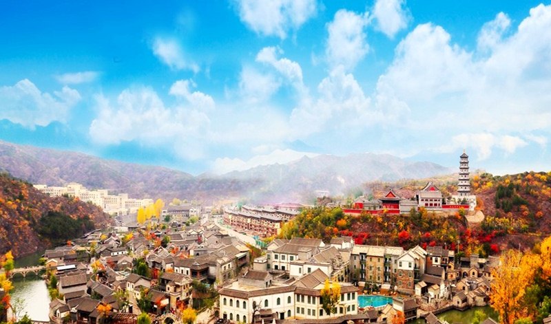 Quang cảnh Cố Bắc thủy trấn một ngày thu với sắc đỏ cam của lá cây ngân hạnh thu hút khách du lịch đến Bắc Kinh Quang cảnh Cố Bắc thủy trấn một ngày thu với sắc đỏ cam của lá cây ngân hạnh thu hút khách du lịch đến Bắc Kinh