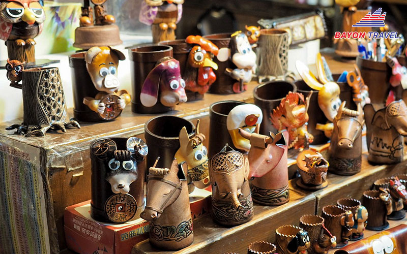 Đồ lưu niệm tại Đài Loan được làm đa dạng chất liệu này có thể mua về làm quà này khách du lịch rất dễ tìm thấy trên các phố chợ đêm Đồ lưu niệm tại Đài Loan được làm đa dạng chất liệu này có thể mua về làm quà này khách du lịch rất dễ tìm thấy trên các phố chợ đêm