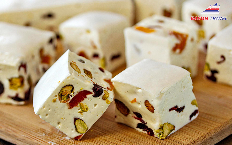 Nougat không chỉ là món ăn vặt quen thuộc ở Đài Loan mà còn được ưa chuộn bởi khách du lịch mua về làm quà biếu Nougat không chỉ là món ăn vặt quen thuộc ở Đài Loan mà còn được ưa chuộn bởi khách du lịch mua về làm quà biếu