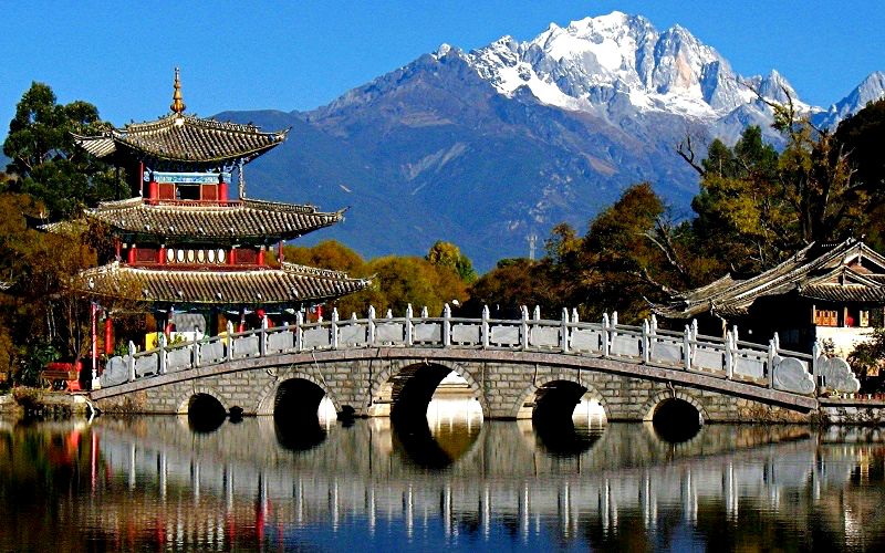 Check in với núi Ngọc Long khi đi du lịch Lệ giang cổ trấn mùa đông (Ảnh sưu tầm) Check in với núi Ngọc Long khi đi du lịch Lệ giang cổ trấn mùa đông (Ảnh sưu tầm)